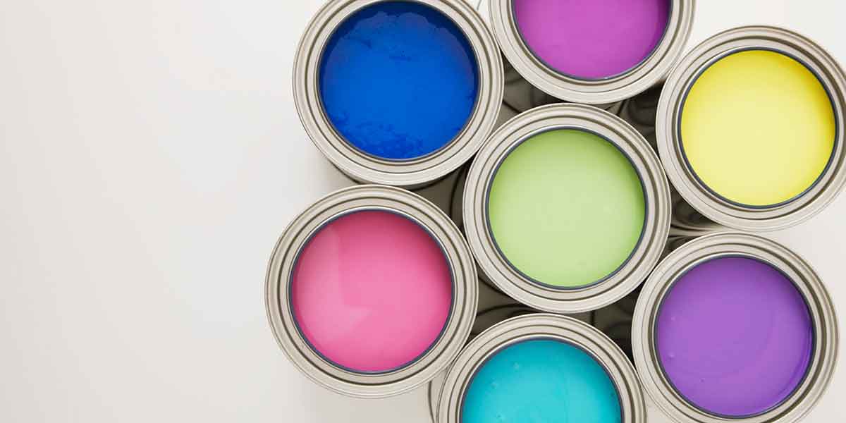 Barve različnih odtenkov pripravljne na uporabo