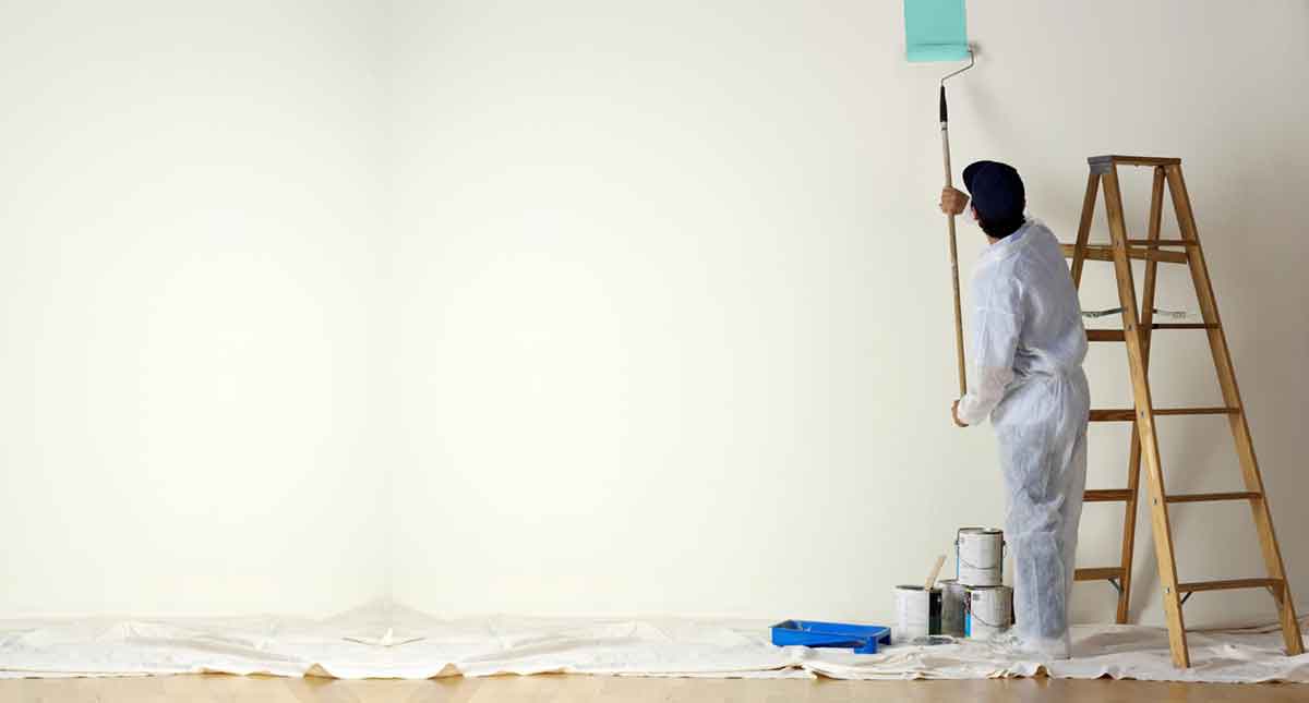 Pleskanje barvanje stene. Življenju dodajte barve.